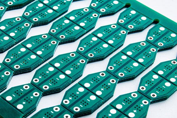 Apakah peranan yang boleh dimainkan oleh lubang melalui (PTH) PCB substrat aluminium 2 lapisan?